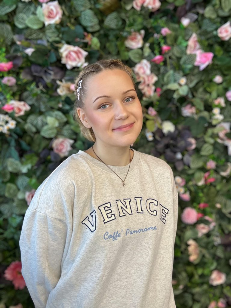 Kampaaja Nea Palmi, Hius ja Kauneus Lähde